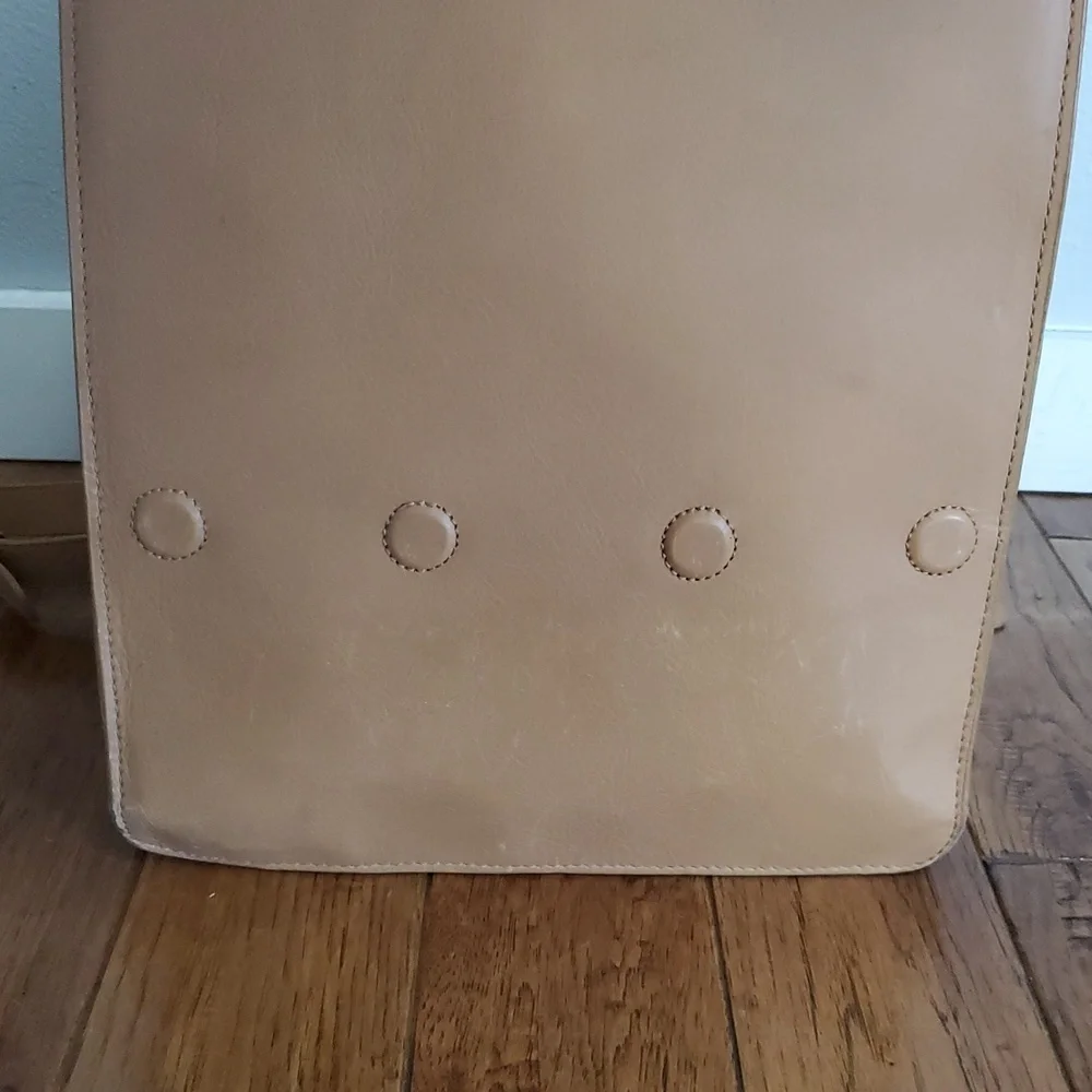 Gathre pebbled leather